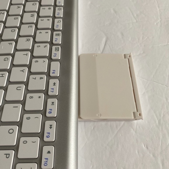 Omoton Bluetooth keyboard with sliding stand - Picture 3 of 15